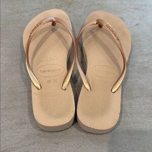 Havaianas Women's Beige Flip Flops with Metallic Rose Gold Straps